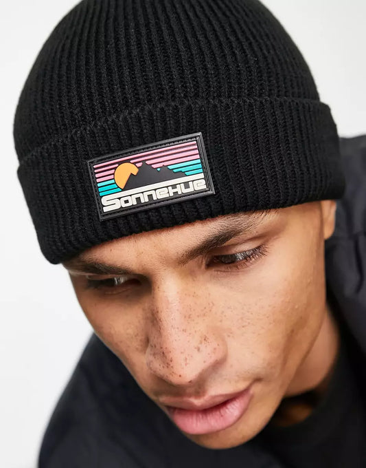 FISHERMAN RIBBED BEANIE WITH RUBBER LOGO IN BLACK