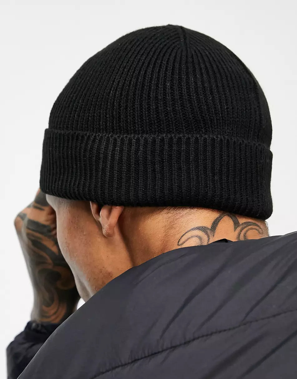 FISHERMAN RIBBED BEANIE WITH RUBBER LOGO IN BLACK