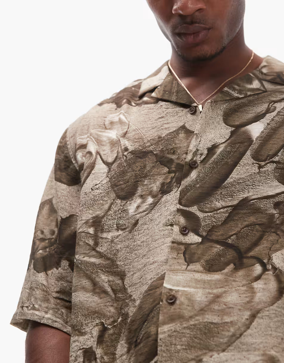SHORT SLEEVE RELAXED METAL PRINT SHIRT IN BROWN