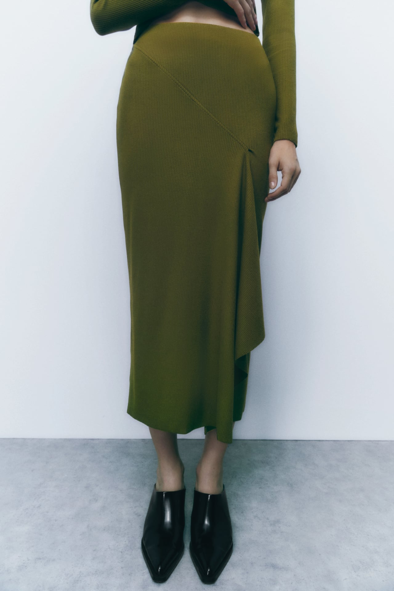 RUFFLED RIBBED SKIRT