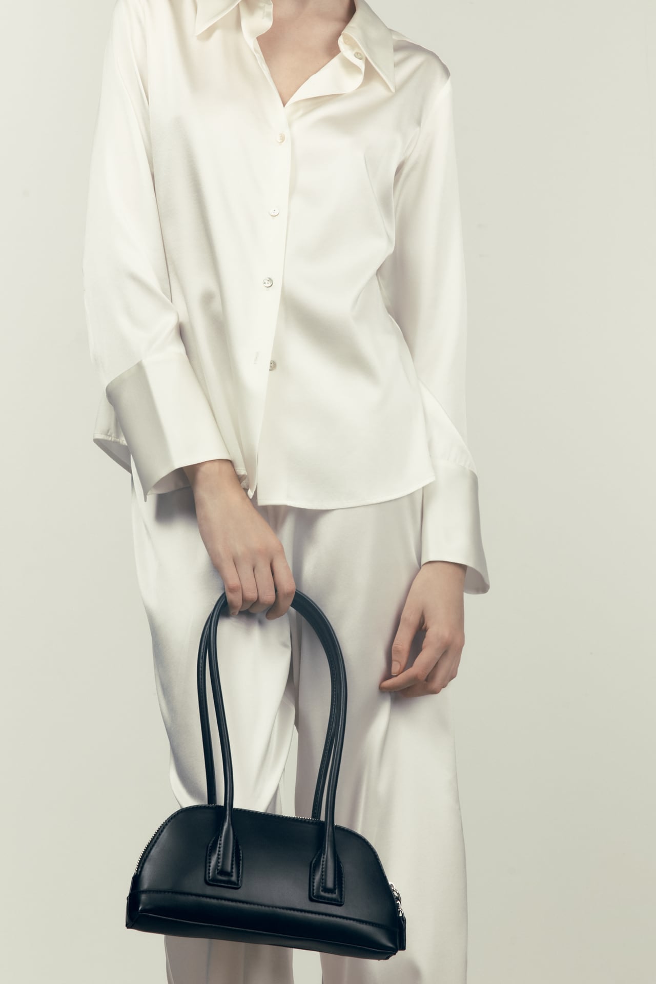 SHOULDER BAG WITH CONTRAST SEAMS