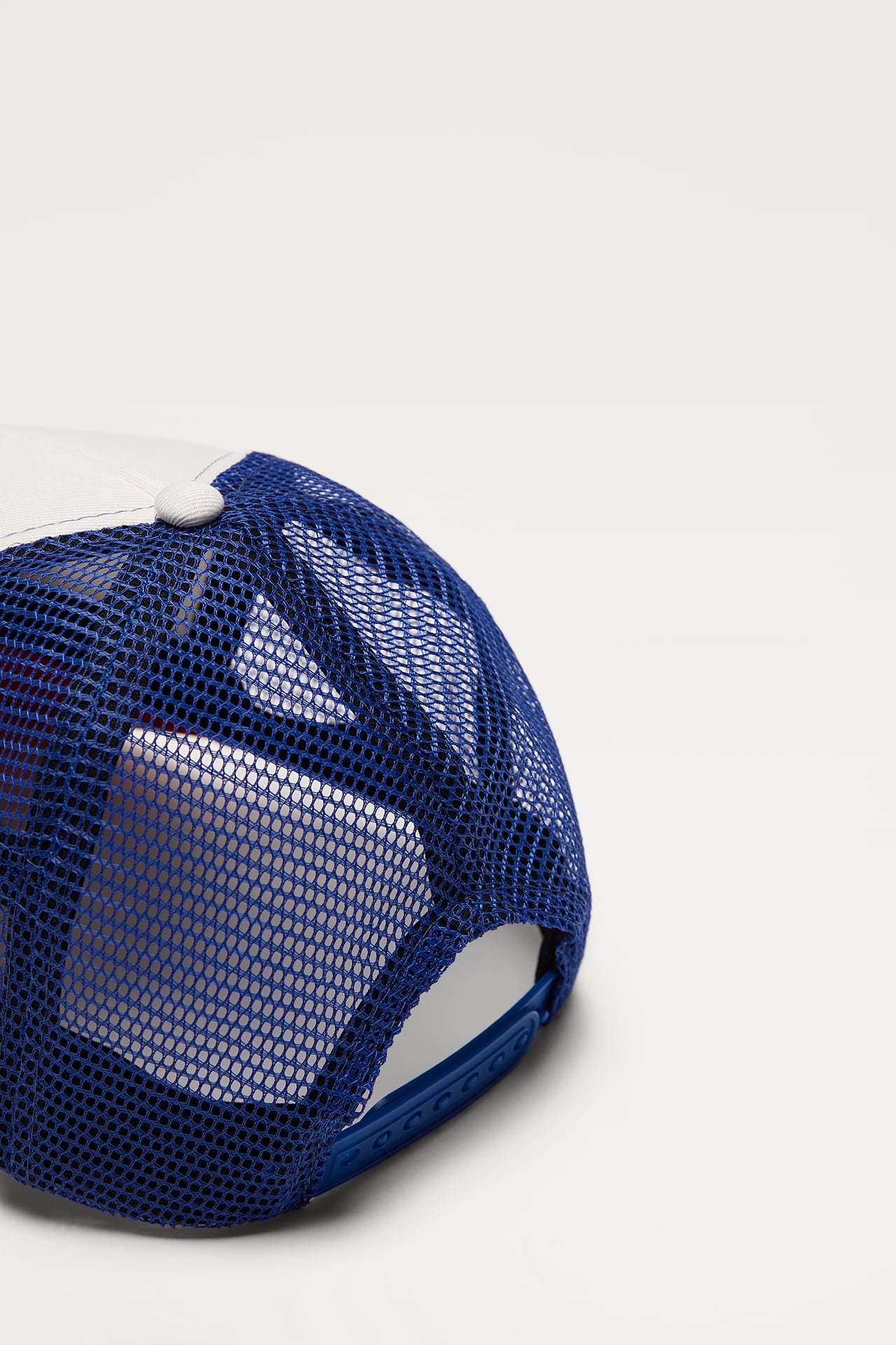 CAP WITH CONTRAST PATCH