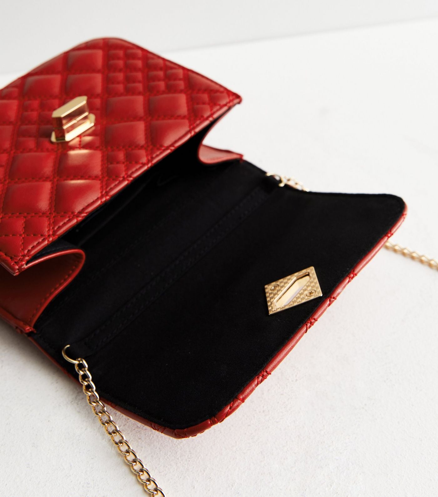 QUILTED TOP HANDLE TWIST LOCK CROSS BAG