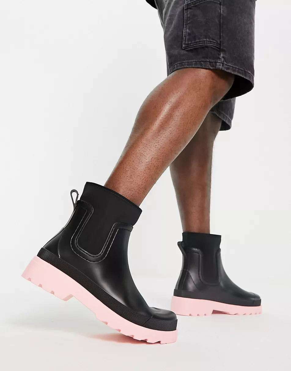 CHELSEA WELLINGTON BOOTS IN BLACK WITH PINK CONTRAST SOLE