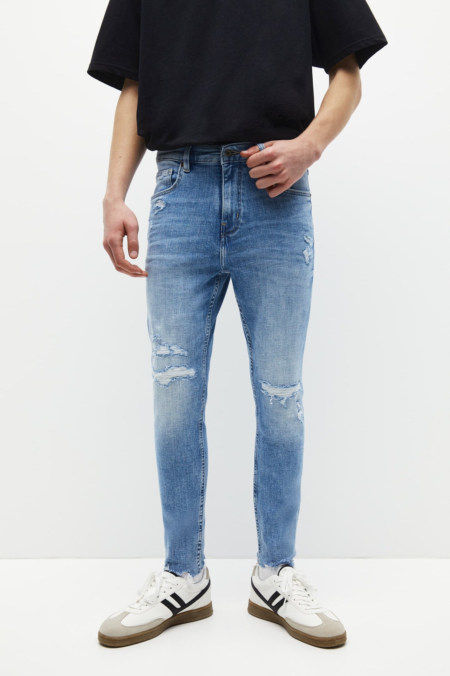 RIPPED SKINNY JEANS