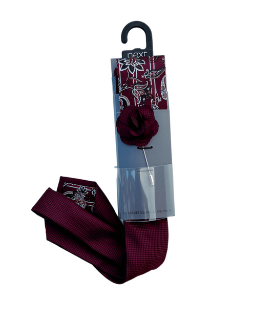 TIE SET WITH BROOCH, SQUARE